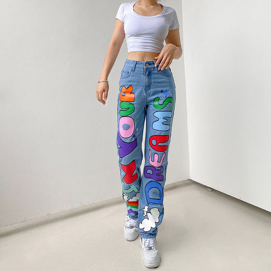 Sexy lockere Jeans mit kontrastfarbenen Buchstaben und Graffiti-Print