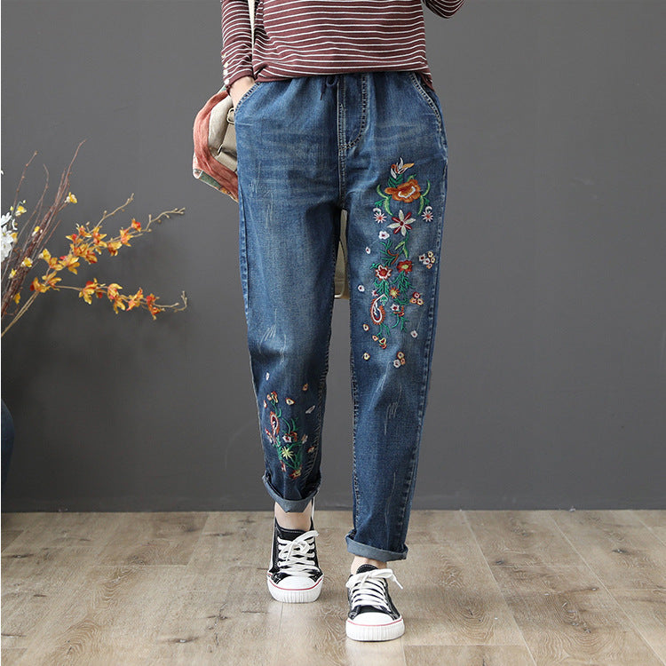 Weite Jeans mit bestickter elastischer Taille