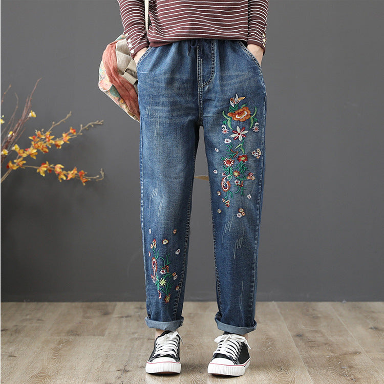 Weite Jeans mit bestickter elastischer Taille