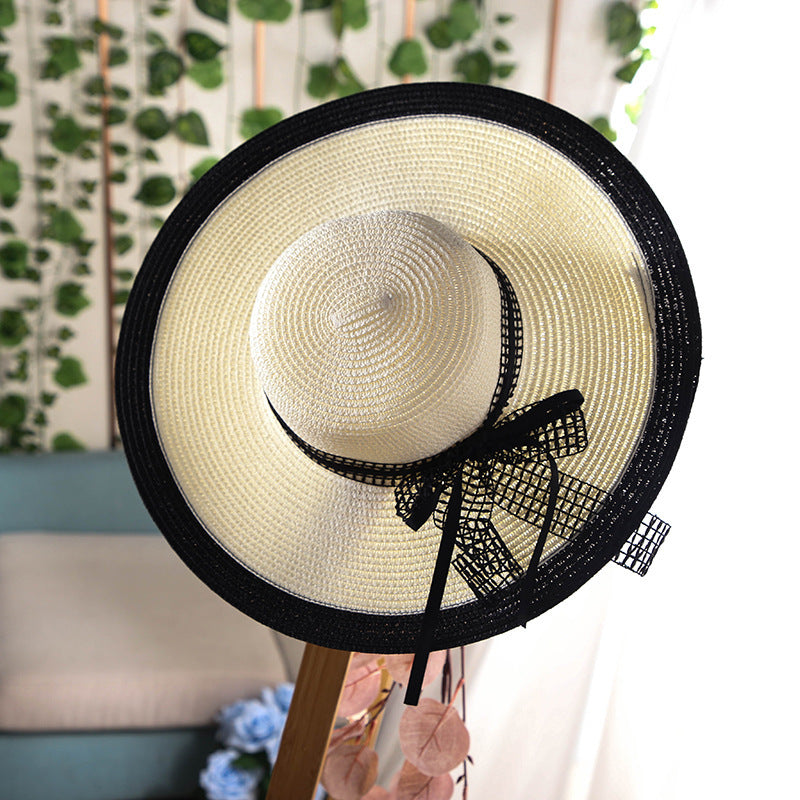 Vente chaude mode Hepburn chapeau vent noir blanc rayé nœud papillon été chapeau de soleil belle femmes paille plage chapeau large bord casquette