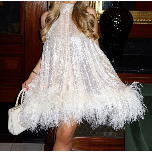 Robe à paillettes et plumes avec surpiqûres