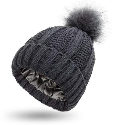 Modische, dehnbare, mit Satin gefütterte Totenkopf-Strickmütze für Damen, Beanie-Mütze mit Kunstpelz-Bommel, wärmende Wintermütze