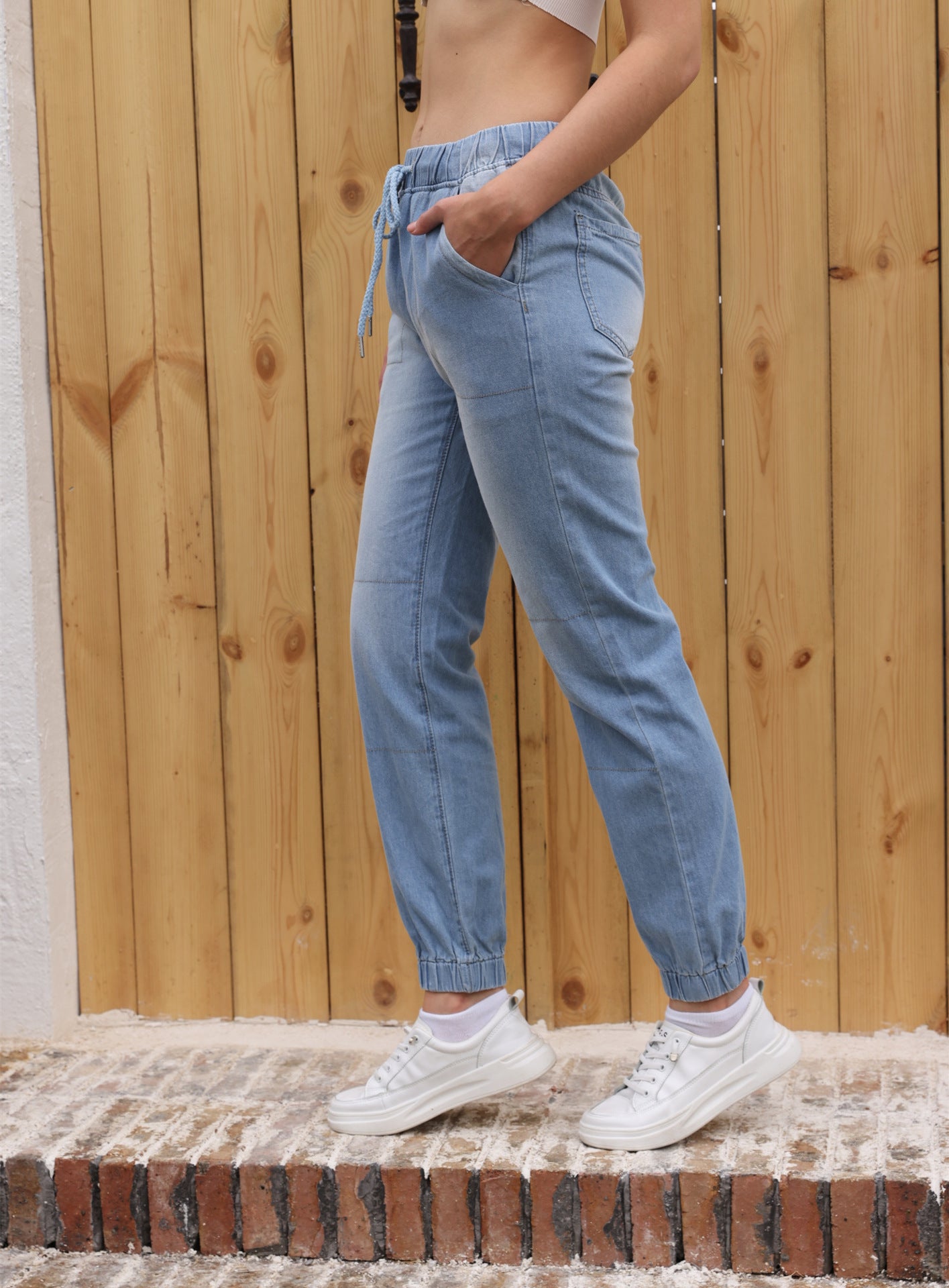 Pantalon décontracté en jean bleu clair avec taille élastique